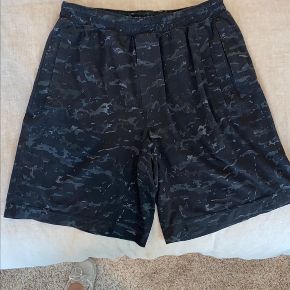 Men’s Lululemon lined shorts